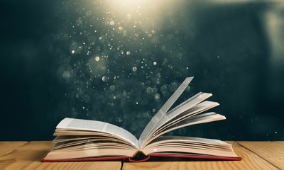 《海底两万里》中写到潜艇上的人睡的床、穿的衣服、用来写字的笔和墨水是用什么做的？