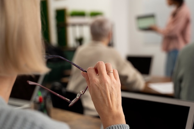 《海底两万里》中写到潜艇上的人睡的床、穿的衣服、用来写字的笔和墨水是用什么做的？