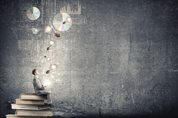 《海底两万里》中写到潜艇上的人睡的床、穿的衣服、用来写字的笔和墨水是用什么做的？